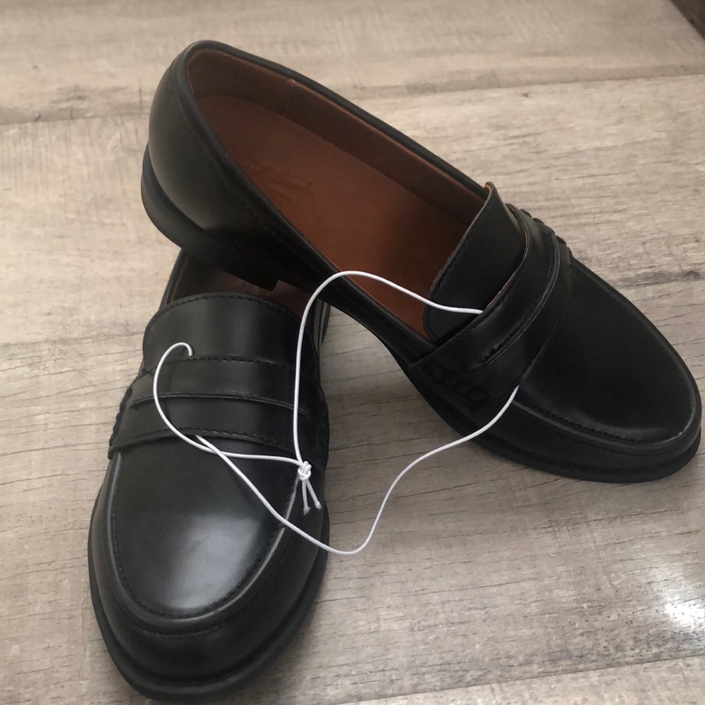 Women’s Black Universal Thread Loafers